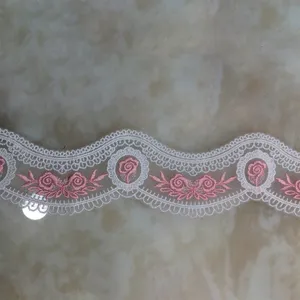 I produttori forniscono pizzo da sposa in poliestere con rifiniture in pizzo chimico per lingerie o abito da donna