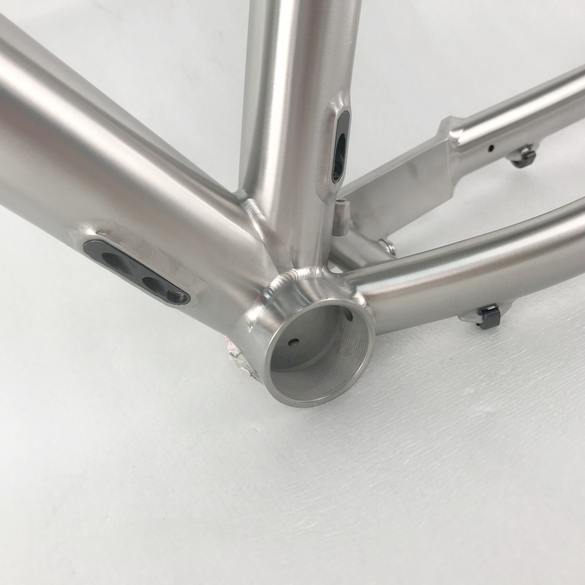 Waltly Gravel Bike - Titanium Frame, Flat Disc Brakes