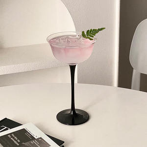 Tasse en verre à <span class=keywords><strong>pied</strong></span> haut créative personnalisée à tige noire Home bar Tasse en verre à <span class=keywords><strong>vin</strong></span> rouge à haute teneur en borosilicate - Product Image 1
