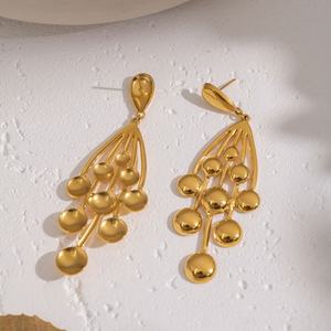 ต่างหูแฟชั่นเกาหลีแบบขายส่ง ป้องกันการหมอง ผลิตจากสแตนเลสสตีล 316L ชุบทอง 18K PVD รูปทรงองุ่น สำหรับผู้หญิง - Product Image 4