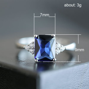 Anello Quadrato con Pietra Arcobaleno, Design Minimalista ed Elegante con Pietra Colorata, Gioiello da Donna per Uso Quotidiano - Product Image 3