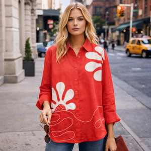 Chemisier décontracté confortable pour <span class=keywords><strong>femme</strong></span> en mélange lin-coton, personnalisé, avec appliqué floral <span class=keywords><strong>rouge</strong></span> et blanc et imprimé style line art, col <span class=keywords><strong>chemise</strong></span> - Product Image 1