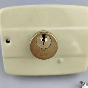 Cerradura Antirrobo de Tres Anillos para Puerta, Modelo 117, Apertura Interior y Exterior, para Puertas de Madera, Hierro y Cobertizos Pequeños - Product Image 2
