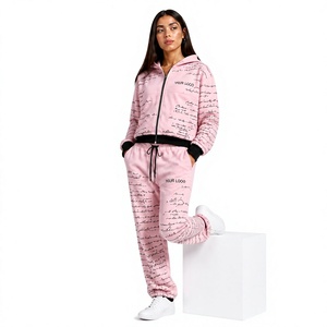 Ensemble sweat à capuche et jogging personnalisé avec impression typographique intégrale – Survêtement premium pour femme, streetwear graphique avec lettres imprimées sur toute la surface 2026 - Product Image 1