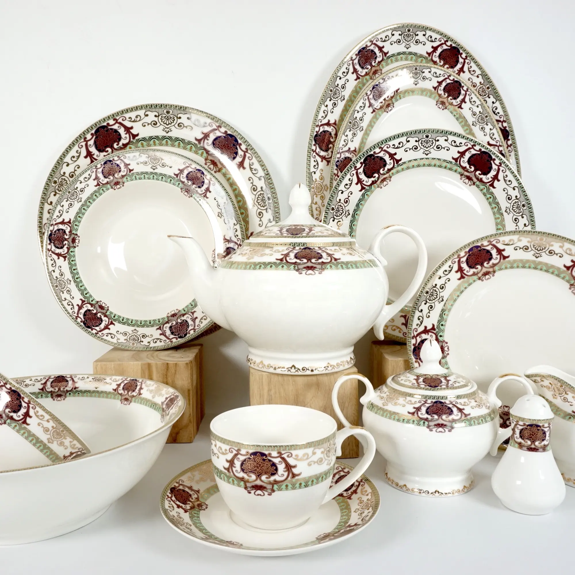 Blume Vintage Golden Rim Porzellan Russisches Design Abendessen Luxus Fine China Teller Sets Geschirr Keramik