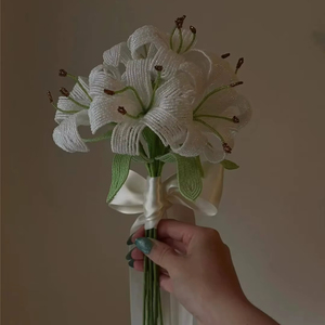 LUYI-Fatto a mano, Unico. Bouquet di fiori di giglio, bouquet da sposa, fiori con perline, bouquet personalizzato. <span class=keywords><strong>La</strong></span> sposa tiene un mazzo di gigli. - Product Image 1