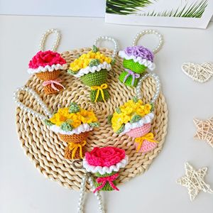 Llavero de ganchillo hecho a mano con mini ramo de algodón, colgante de claveles, girasoles y rosas, adorno floral con perlas de imitación - Product Image 2