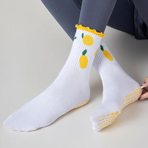 Chaussettes de yoga antidérapantes pour femmes, design personnalisé, mignonnes, à volants, athlétiques, avec grip pour le Pilates - Product Image 2
