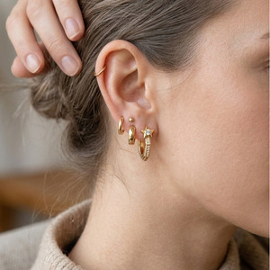 Boucles d'oreilles Star Huggie en acier inoxydable doré avec incrustation de cristaux, design géométrique, pour usage quotidien - Product Image 2