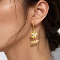Anting Hoop Baja Tahan Karat 316L 2 Model Liontin Bunga dan Salib dengan Zirkon CZ Warna Emas Tahan Air Hadiah untuk Wanita OEM
