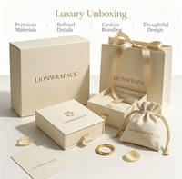 Sacs cadeaux en papier gaufré de luxe avec logo personnalisé, sacs shopping gaufrés avec ruban gros-grain pour emballage de marque haut de gamme