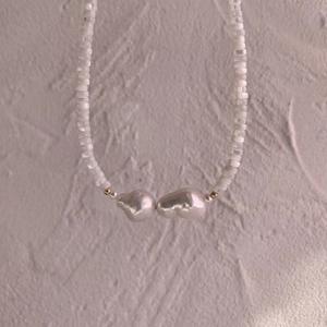 Collar de Perlas Barrocas Naturales de Olivo Blanco con Concha de Mariposa, Temperamento Simple y Belleza Pura, Cadena para Clavícula - Product Image 3