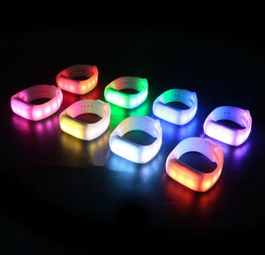 Pulseira de Silicone LED Multicolorida DMX Programável com Controle Remoto RFID para Eventos - Product Image 1