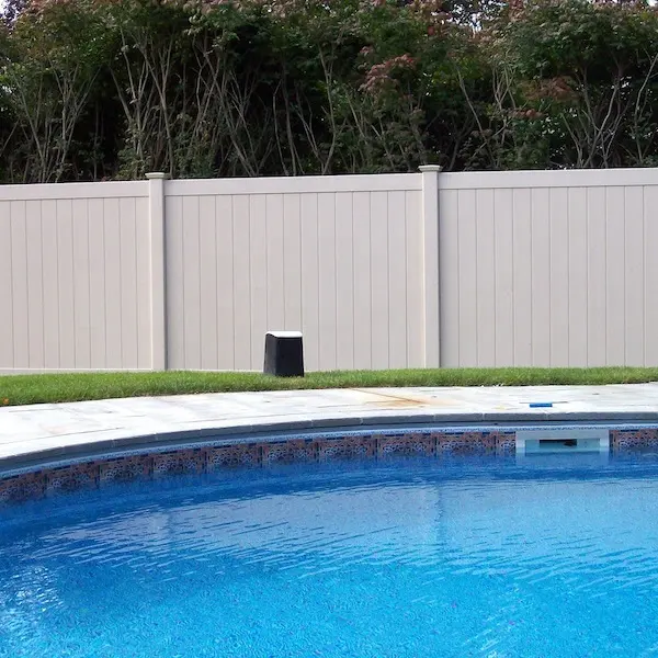 Yenilikçi 6ftx8ft tam gizlilik PVC çit sürdürülebilir katı tasarım kaplamalı PE çerçeve ile kullanılan vinil çit panelleri satılık