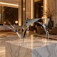 Sculpture abstraite de cerf en acier inoxydable poli géométrique, sculpture d'animal moderne en métal sur mesure pour la décoration extérieure d'hôtel