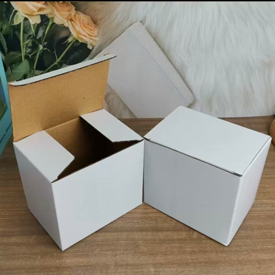 Scatola bianca piccola con motivo a tazza rivestita