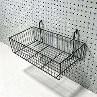 Corbeille de rangement métallique multi-usages à suspendre, compatible avec panneaux perforés, panneaux à lattes et panneaux grillagés pour l'affichage en magasin et l'organisation de garage