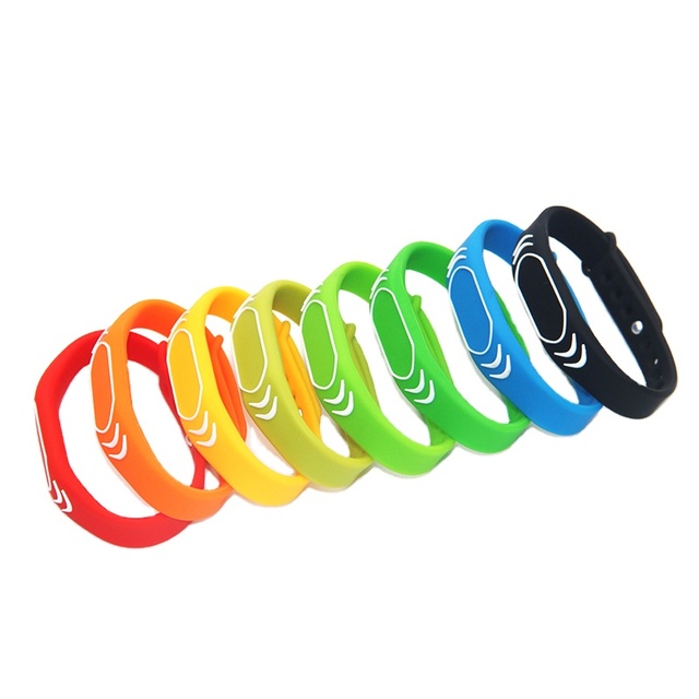 Free Sample Fitness Club NFC Silicone Wristband Smart Bracelet with 13.56MHz RFID Chip for Fitness Tracking