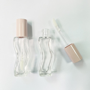 EN STOCK SIN CANTIDAD MÍNIMA DE PEDIDO Brillo Labial Mate Reciclable en Forma de Ola Especial de 8ml, Botella de Vidrio, Impresión Serigrafiada, Acabado Esmerilado - Product Image 1