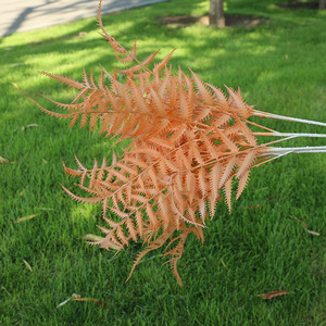 Feuilles de fougère artificielles à cinq branches, verdure hautement réaliste, fleurs décoratives pour mariages en extérieur - Product Image 1