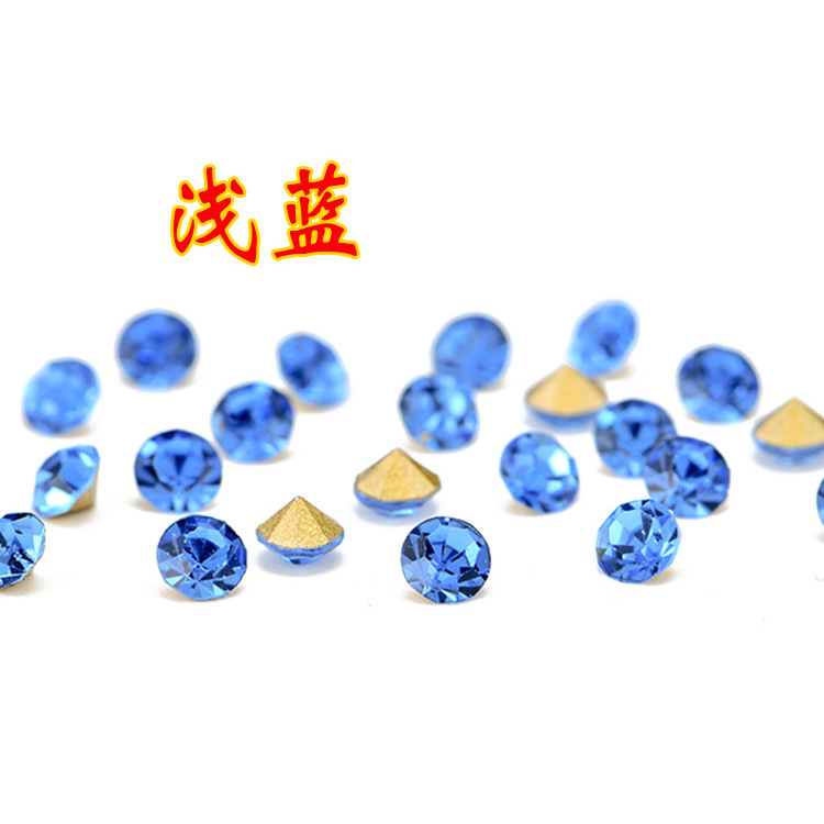 Fond pointu en verre avec strass, bleu clair