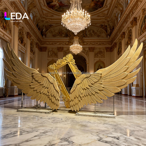 Arco de Fotos LEDA Acrílico Moderno Desmontable con Alas de Ángel Doradas, Soporte para Fondo de Fotografía para Eventos Profesionales de Boda - Product Image 1