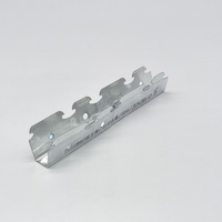 Composants de plafond en acier léger en gros : profilés de plafond, canaux résilients, grilles de plafond en acier, et profilés de cloison.