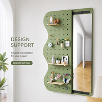 Miroir mural pleine longueur avec étagères organisatrices en panneau perforé, crochets et rangement en bois pour chambre, dortoir, entrée, ou espace de dressing