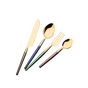 Ensemble de couverts en métal au design élégant, de qualité supérieure, couleur or, fabriqué en Inde. - Product Image 1