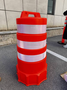 Barils de signalisation routière pour le marché péruvien, tambours de sécurité routière en plastique, construction routière, cilindro de seguridad vial - Product Image 1