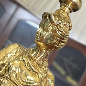Sculpture en <span class=keywords><strong>bronze</strong></span> de style moderne à taille personnalisée, statue de dame tenant une lampe, œuvre d'art en métal pour l'intérieur et l'extérieur, lampadaires élégants, décor - Product Image 2