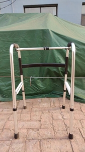 Muletas ortopédicas plegables con marco para caminar ligero de acero inoxidable médico para <span class=keywords><strong>Andador</strong></span> de ancianos - Product Image 4
