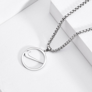 <span class=keywords><strong>Accessori</strong></span> moda Hip Hop <span class=keywords><strong>uomo</strong></span> <span class=keywords><strong>regalo</strong></span> in acciaio inox gancio curvo logo collana pendente - Product Image 3