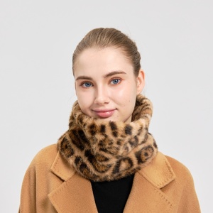 Sciarpa Corta Invernale da Donna in Ecopelliccia con Colletto in Pelliccia, Stampa Leopardata, Accessorio Moda Casual Ecologico - Product Image 1