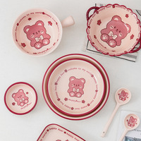 Vaisselle en céramique pour enfants, motif ours de dessin animé mignon, finition émail rouge, haute qualité, vente en gros, ensemble bol et assiette, compatible micro-ondes, style Ins