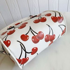 Bolso Bandolera de Lujo para Mujer, Bolso de PU Retro con Estampado de Cerezas, Cadena y Logotipo, en Caja de Regalo - Product Image 6
