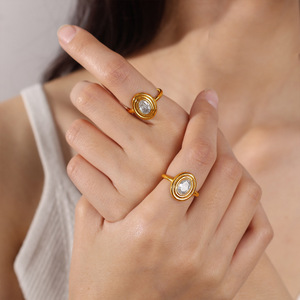 แหวนสแตนเลสสตีลชุบทอง 18K ประดับเพชรทรงรี ดีไซน์เกลียวแบบมินิมอล ป้องกันการหมองคล้ำ สำหรับผู้หญิง - Product Image 2