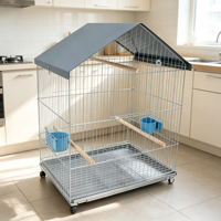 Kit de cage à oiseaux fonctionnelle à toit en pente avec plateau coulissant en plastique, abondantes perchoirs métalliques et mangeoires pour petits oiseaux domestiques