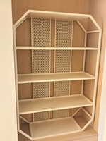 Étagère murale blanche multi-niveaux avec cadre en métal noir, étagère d'exposition pour magasin de vêtements pour enfants