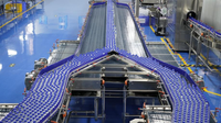 Ligne de production automatique d'eau potable à faible consommation 36000BPH machine à emballer remplissante soufflante usine d'eau projet clé en main