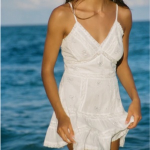 Robe de plage décontractée mini en coton 100% blanche tendance pour femmes |   Robe d'été bohème brodée sans manches à col en V et découpes - Product Image 1