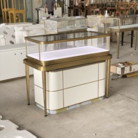 Elegante Gebogene Eck-Schmuckvitrine Luxuriöse Glasvitrine Dreifarbige LED-Beleuchtung Aufbewahrungsschrank für Einkaufszentren