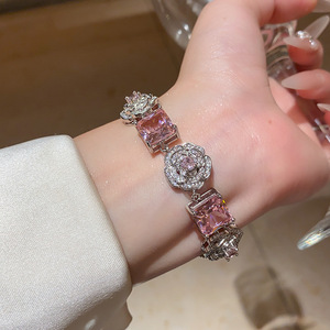 Juego de Collar, Pulsera y Pendientes de Lujo con Diseño de Rosas Rosadas, Cubos de Azúcar Pequeños y Circonitas - Product Image 6