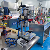 Machine de capsulage de table pneumatique semi-automatique personnalisée pour flacons de parfum et de cologne avec pompe et emballage en bois