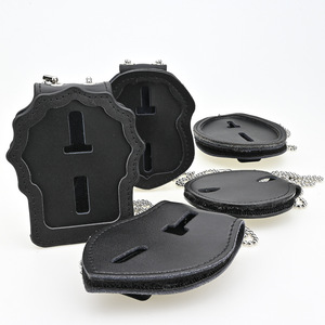 Porta credenciales de cuero opaco tipo pin con cadena para protección de tarjetas de identificación - Product Image 1