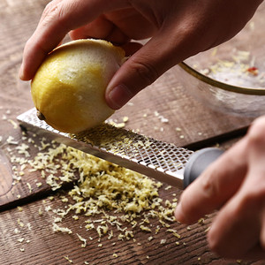 Zesteur de citron <span class=keywords><strong>et</strong></span> râpe à fromage au parmesan, au citron, au gingembre, aux <span class=keywords><strong>fruits</strong></span>-Lame <span class=keywords><strong>en</strong></span> acier inoxydable tranchante + couvercle de protection - Product Image 5