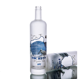 Bouteille en verre de vodka givrée transparente décorative de 750ml avec bouchon en liège - Product Image 5