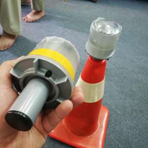 Cảnh báo đường nguy hiểm năng lượng mặt trời <span class=keywords><strong>LED</strong></span> cảnh báo giao thông hình nón đèn trắng vàng đỏ xanh xanh giao thông hình nón ánh sáng - Product Image 4