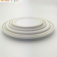 Assiettes rondes en plastique blanc robuste avec kits de fournitures de fête jetables à bord personnalisé pour les mariages et les dîners