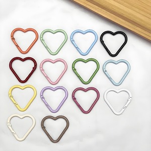 Mosquetones de aleación de zinc en forma de corazón, pintados, portátiles, con clips para llaveros, para actividades promocionales - Product Image 1